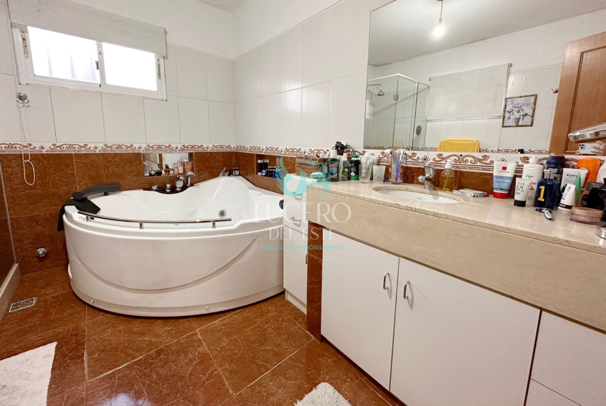 Casa ID.1548 - Vendo casa 4 dormitorios y 3 baños con Piscina climatizada