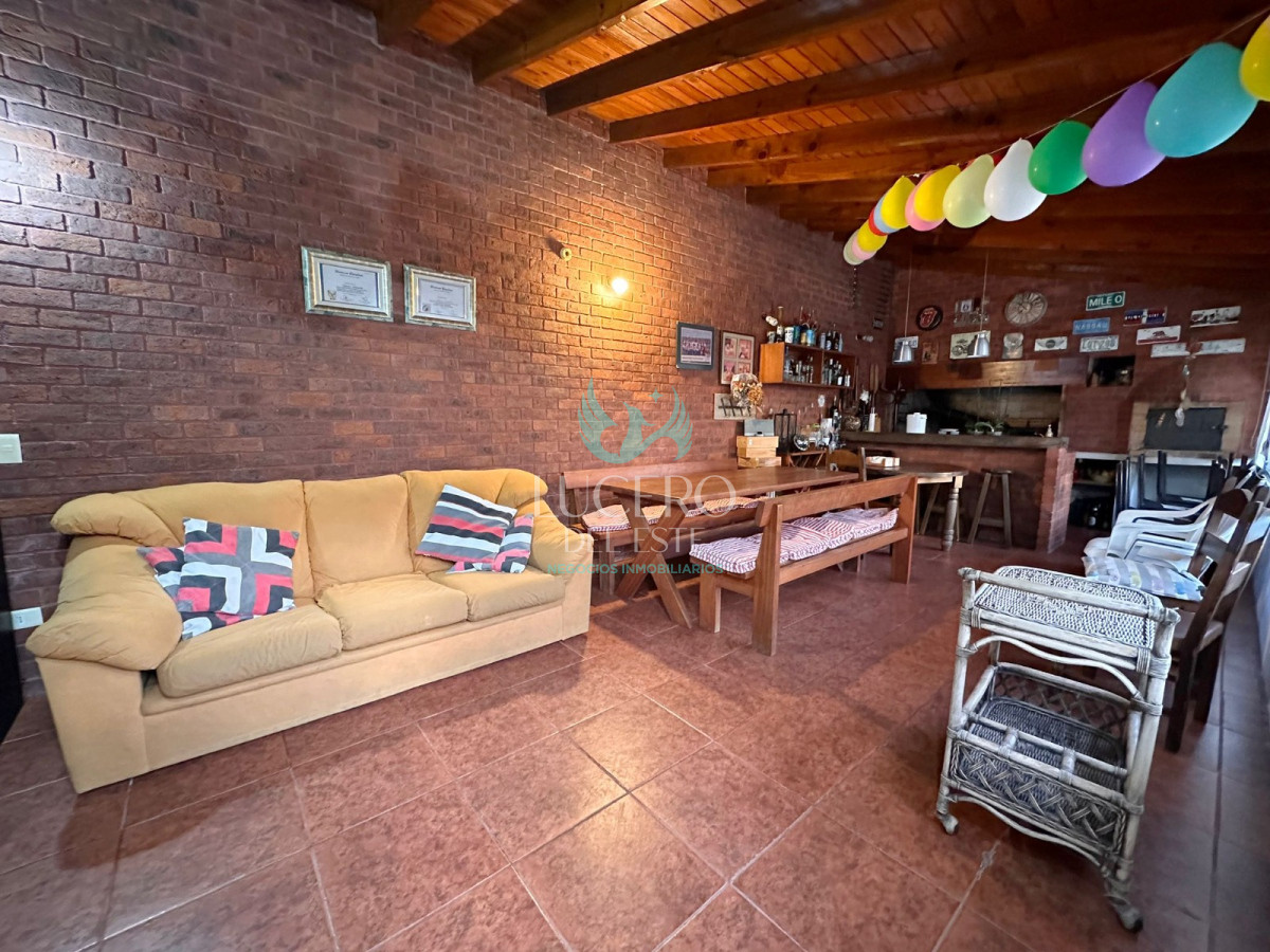 Casa ID.1548 - Vendo casa 4 dormitorios y 3 baños con Piscina climatizada