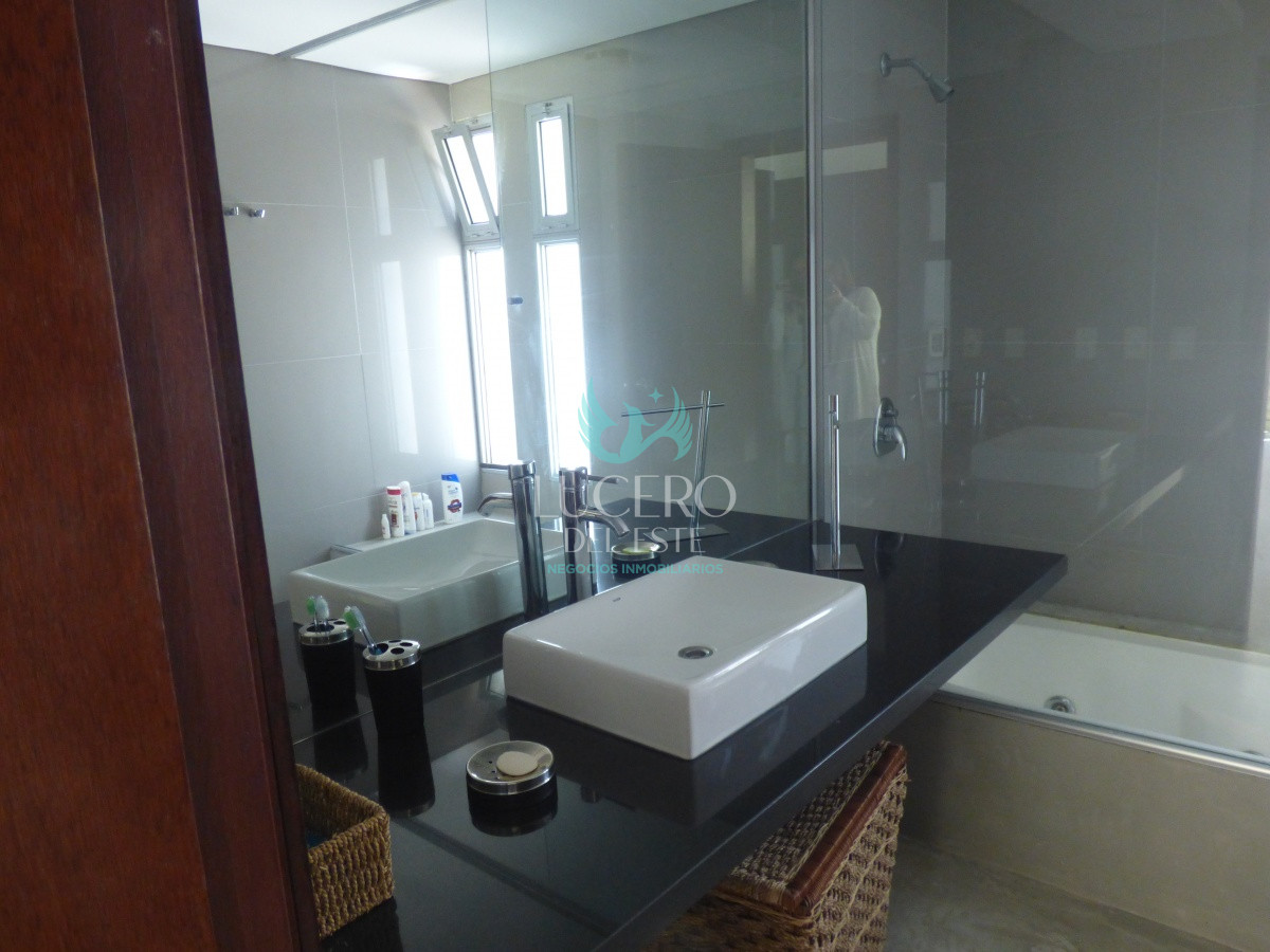 Casa ID.68 - Alquilo Casa 3 Dormitorios más Dependencia de Servicio 