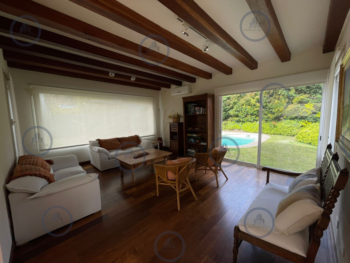 Decidite a veranear en esta amplia propiedad que lo tiene todo; con piscina, hermoso parrillero techado, cerco perimetral y cocheras — fotografía 3
