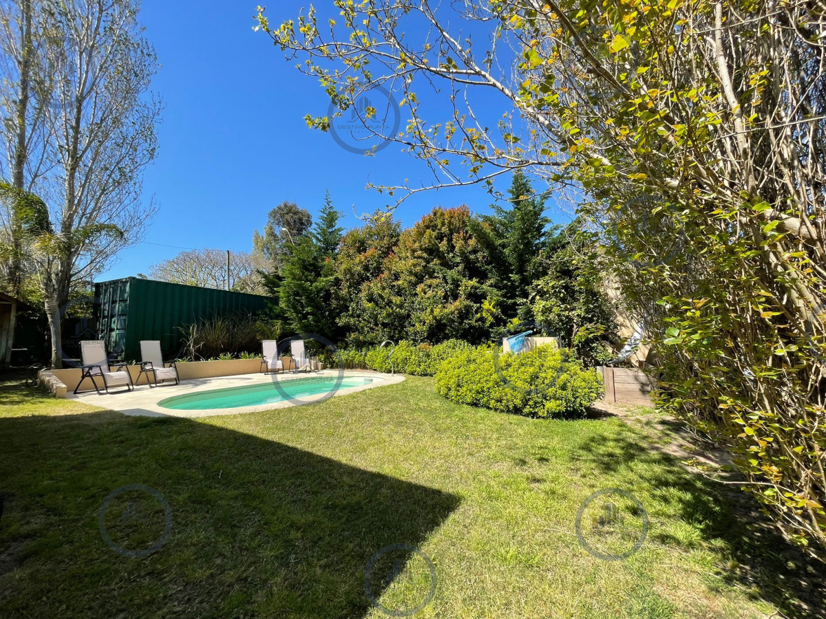 Decidite a veranear en esta amplia propiedad que lo tiene todo; con piscina, hermoso parrillero techado, cerco perimetral y cocheras — fotografía 2