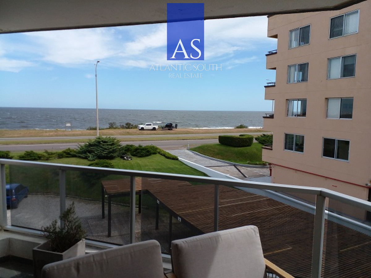 Apartamento ID.4654 - Apartamento moderno 3 dormitorios frente al mar primera línea Playa Mansa Pinares Punta del Este