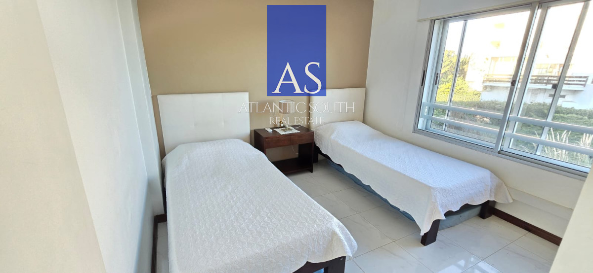 Apartamento ID.4496 - Apartamento 3 dormitorios frente al mar Playa Mansa Pinares moderno con cochera