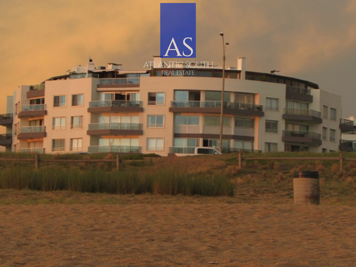Apartamento ID.4496 - Apartamento 3 dormitorios frente al mar Playa Mansa Pinares moderno con cochera