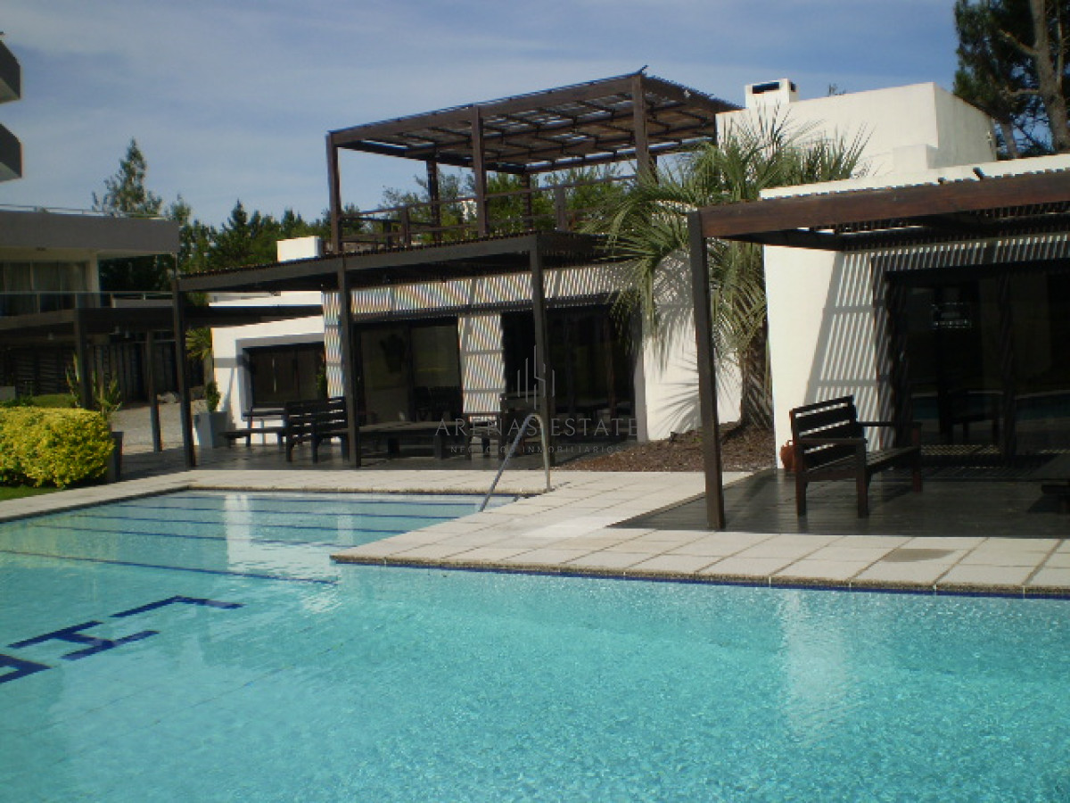 Apartamento ID.3272 - Apartamento de 2 dormitorios en venta , Primera lInea , Punta del Este 