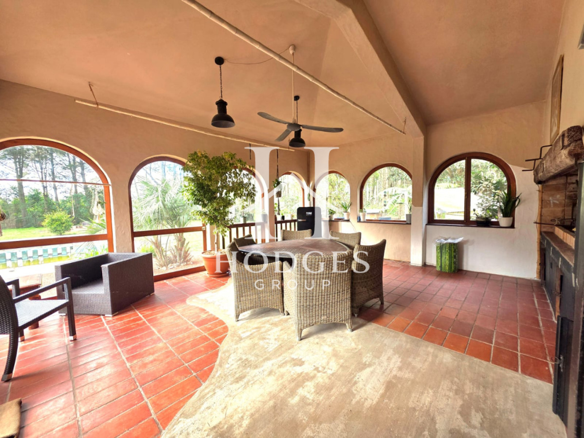 Casa ID.581 - Propiedad única de excelente construcción en Burnett, gran terreno 