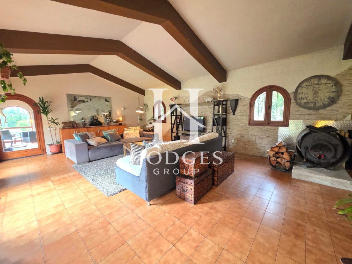 Casa ID.581 - Propiedad única de excelente construcción en Burnett, gran terreno 
