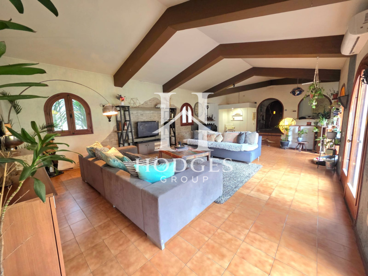 Casa ID.581 - Propiedad única de excelente construcción en Burnett, gran terreno 