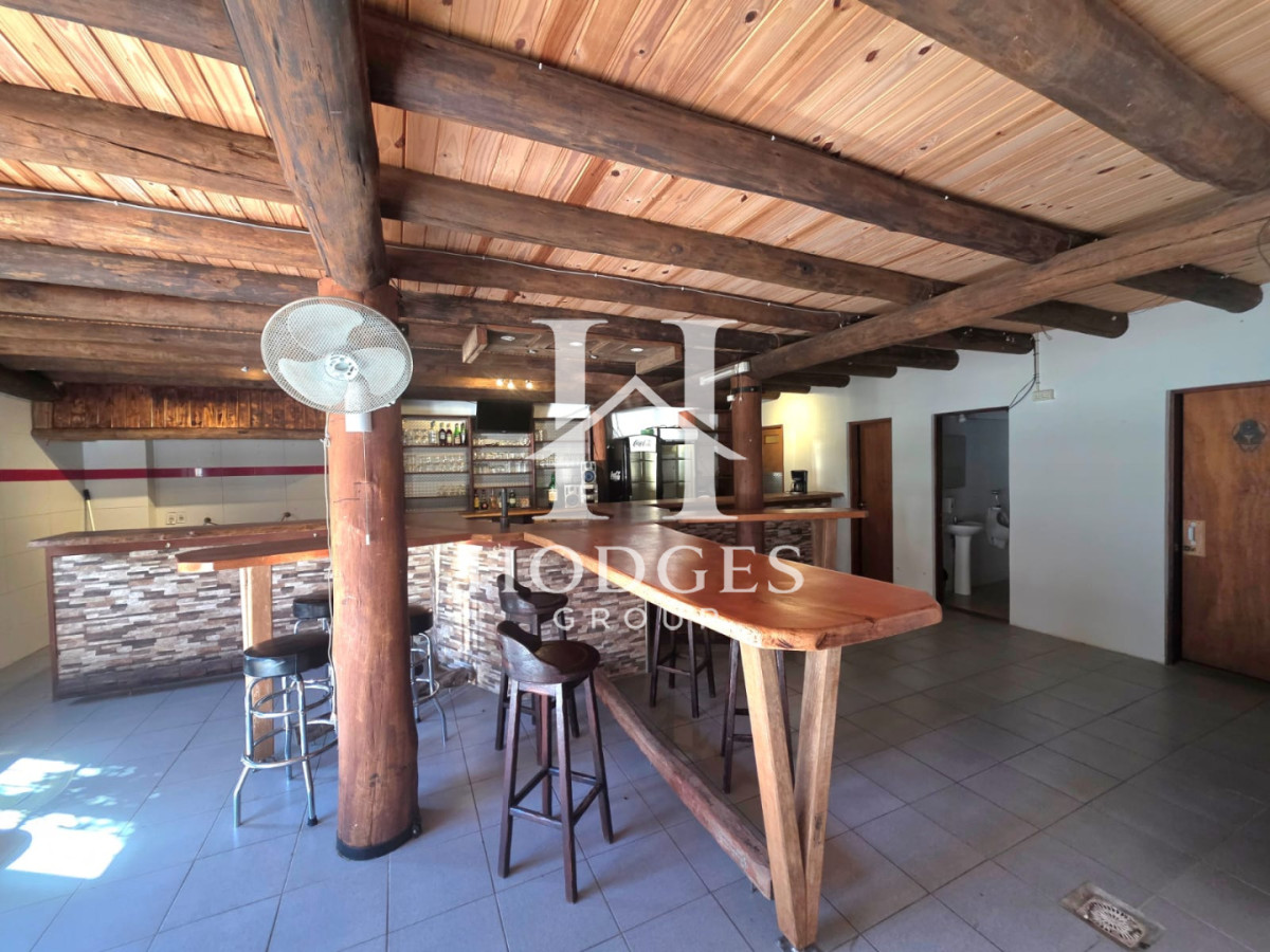 Casa ID.581 - Propiedad única de excelente construcción en Burnett, gran terreno 
