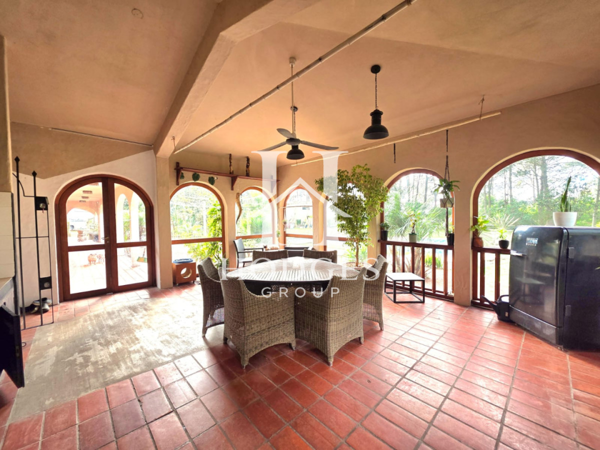 Casa ID.581 - Propiedad única de excelente construcción en Burnett, gran terreno 