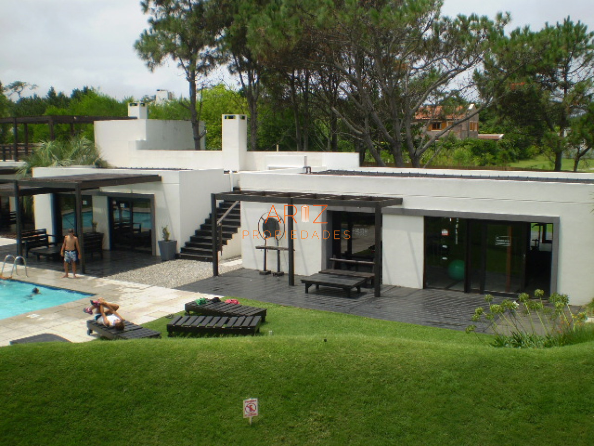 Apartamento ID.2251 - Venta apartamento 2 dormitorios 1 baño planta baja primera linea mansa
