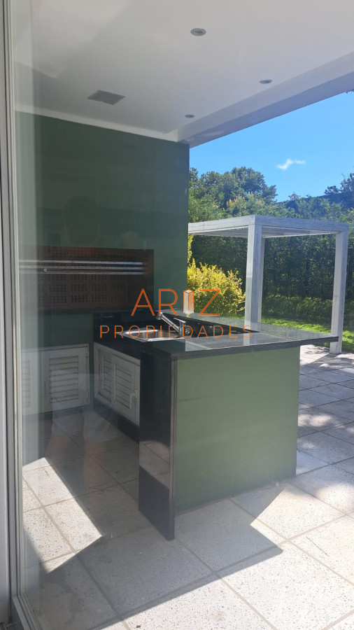 Casa ID.1775 - Hermosa residencia con amplios ambientes en Barrio Privado
