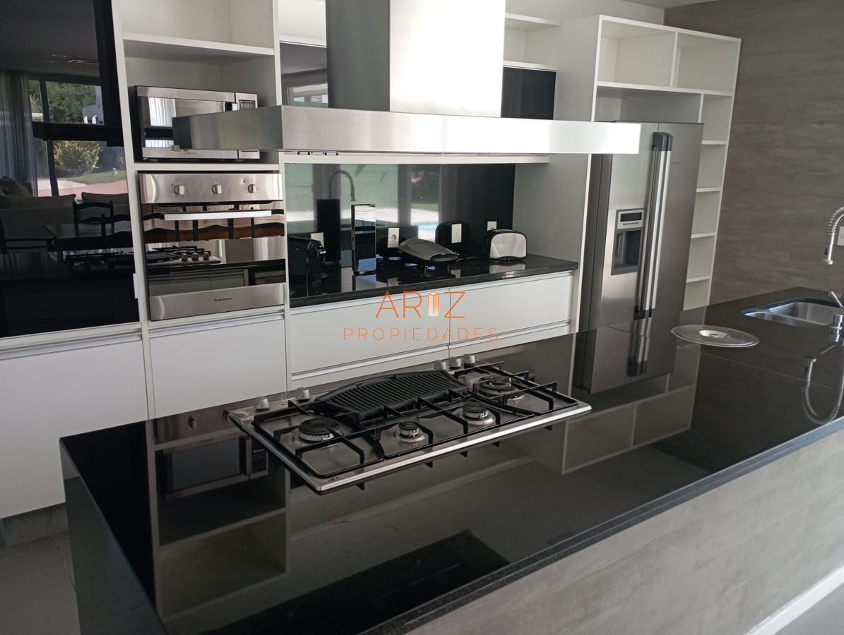 Casa ID.1775 - Hermosa residencia con amplios ambientes en Barrio Privado