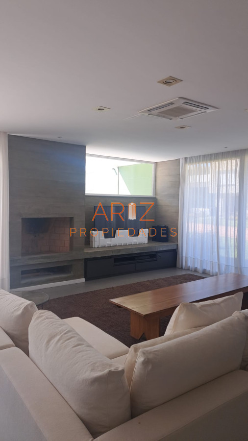 Casa ID.1775 - Hermosa residencia con amplios ambientes en Barrio Privado