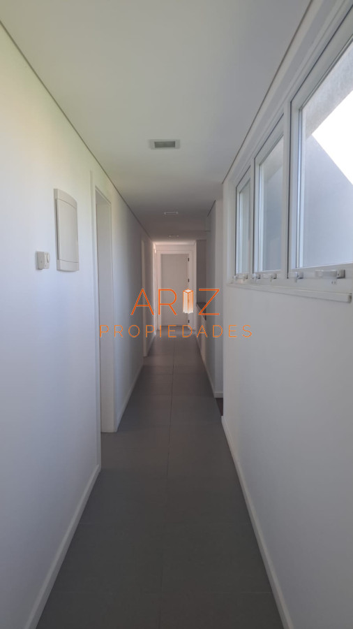 Casa ID.1775 - Hermosa residencia con amplios ambientes en Barrio Privado