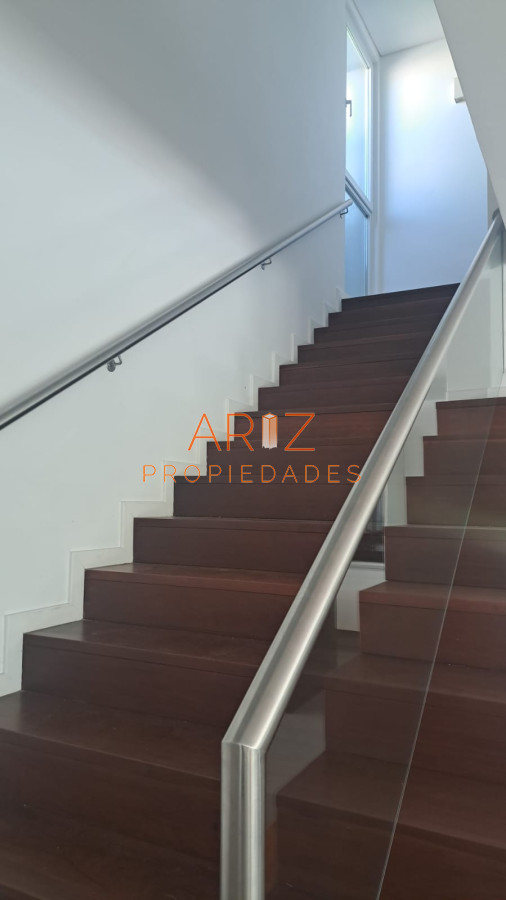 Casa ID.1775 - Hermosa residencia con amplios ambientes en Barrio Privado