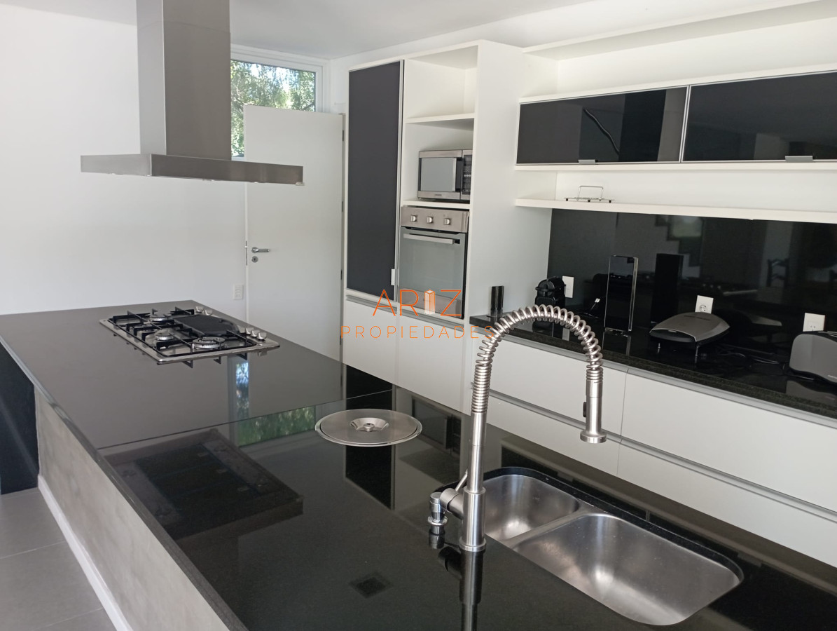 Casa ID.1775 - Hermosa residencia con amplios ambientes en Barrio Privado
