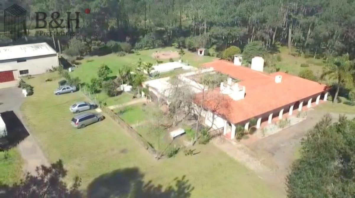 Propiedad única de excelente construcción en Burnett, gran terreno