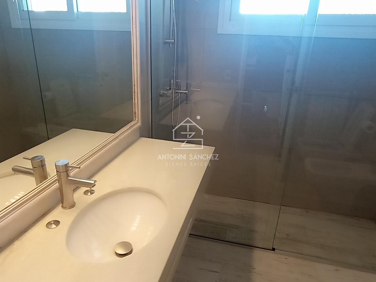 Casa ID.2114 - Gran casa reciclada a metros del mar con una linda vista del mar en Rncón del Indio 