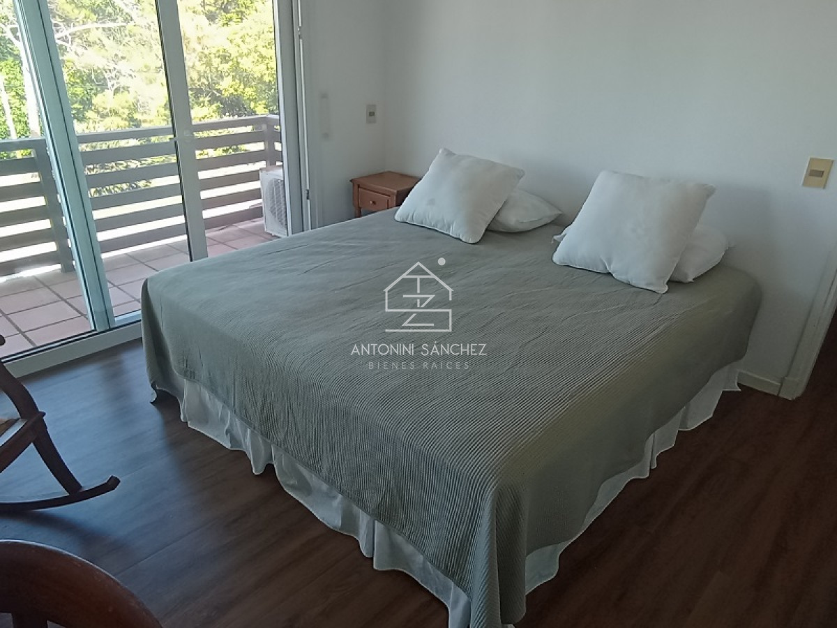 Casa ID.2114 - Gran casa reciclada a metros del mar con una linda vista del mar en Rncón del Indio 