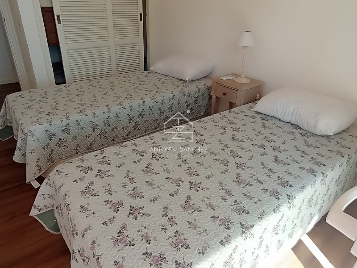 Casa ID.2114 - Gran casa reciclada a metros del mar con una linda vista del mar en Rncón del Indio 