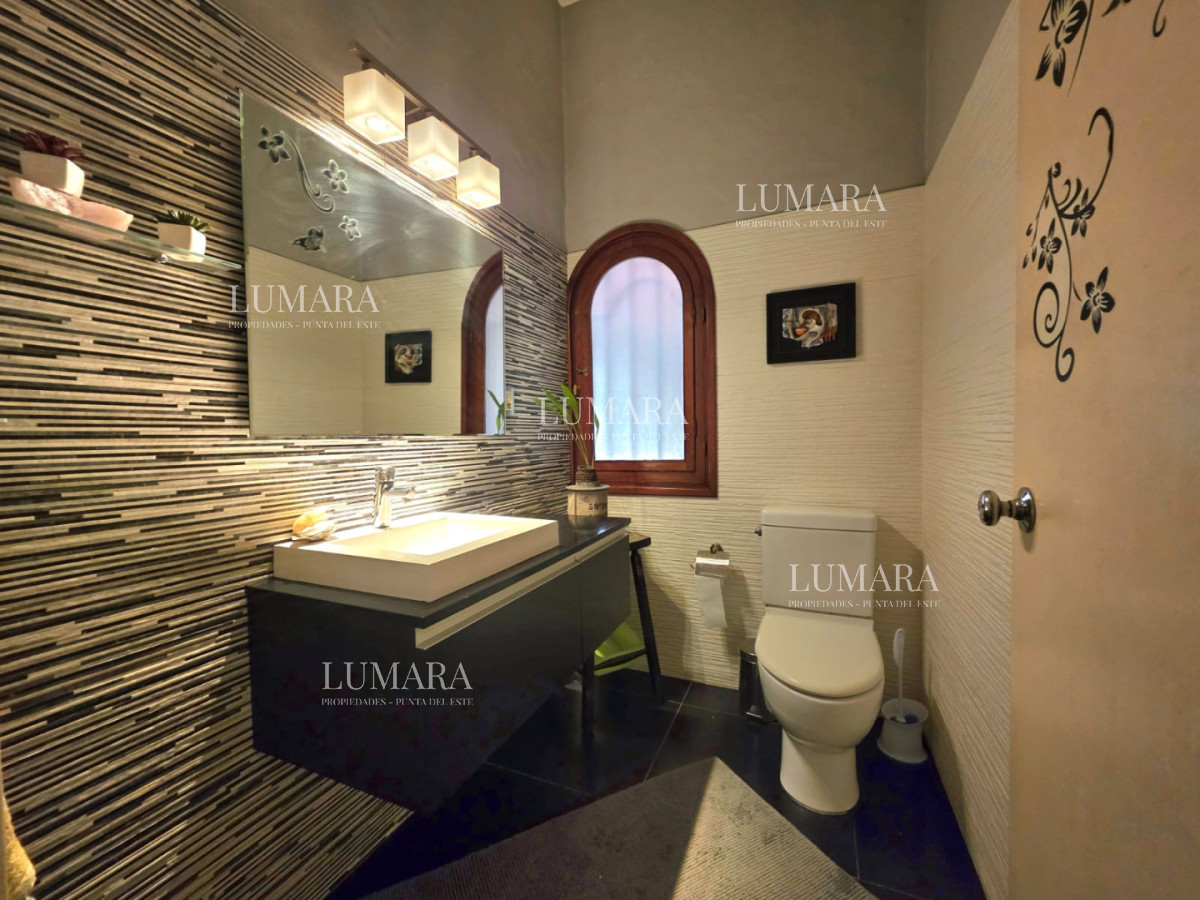 Casa ID.4004 - Propiedad única de excelente construcción en Burnett, gran terreno 