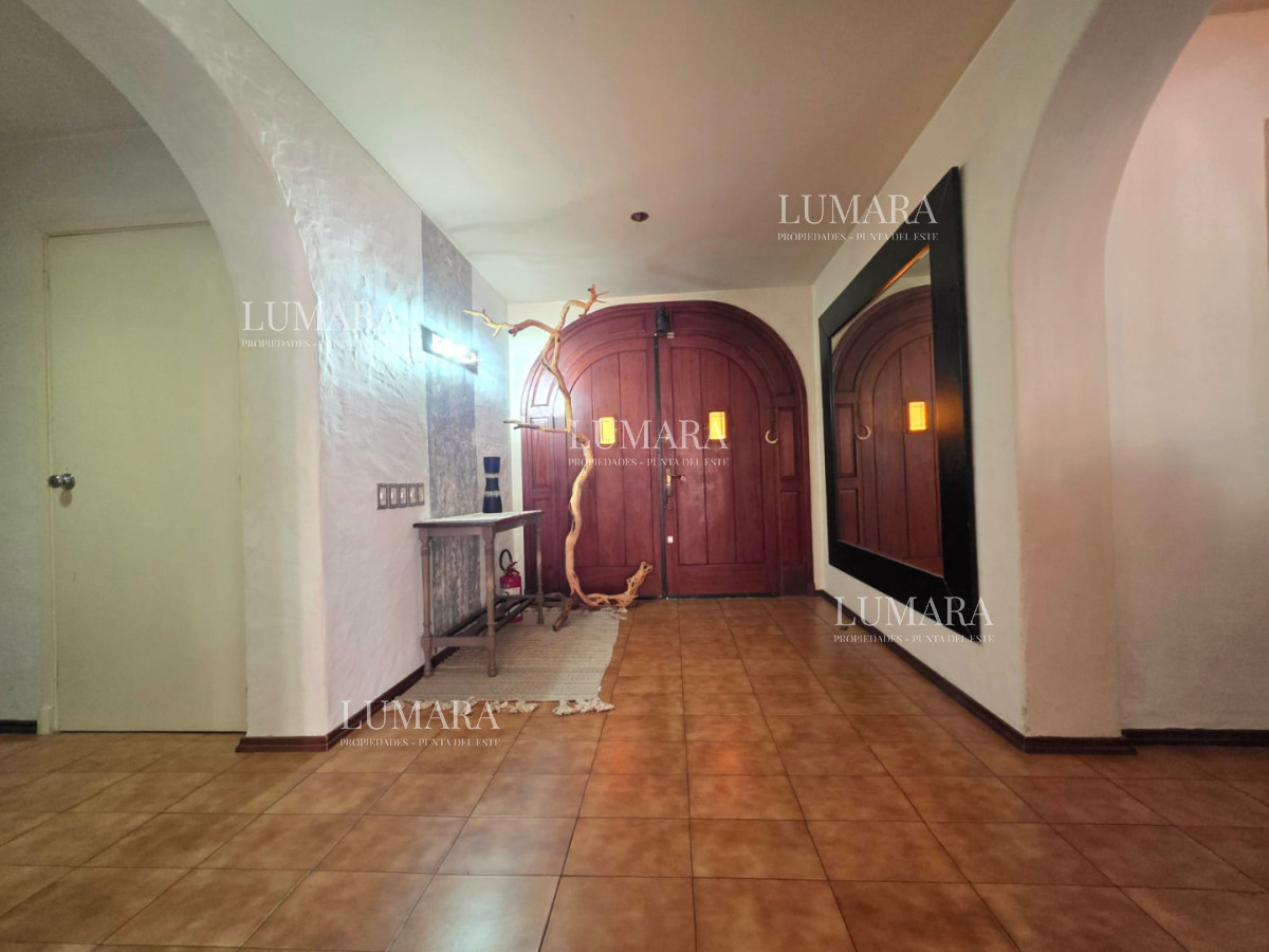Casa ID.4004 - Propiedad única de excelente construcción en Burnett, gran terreno 