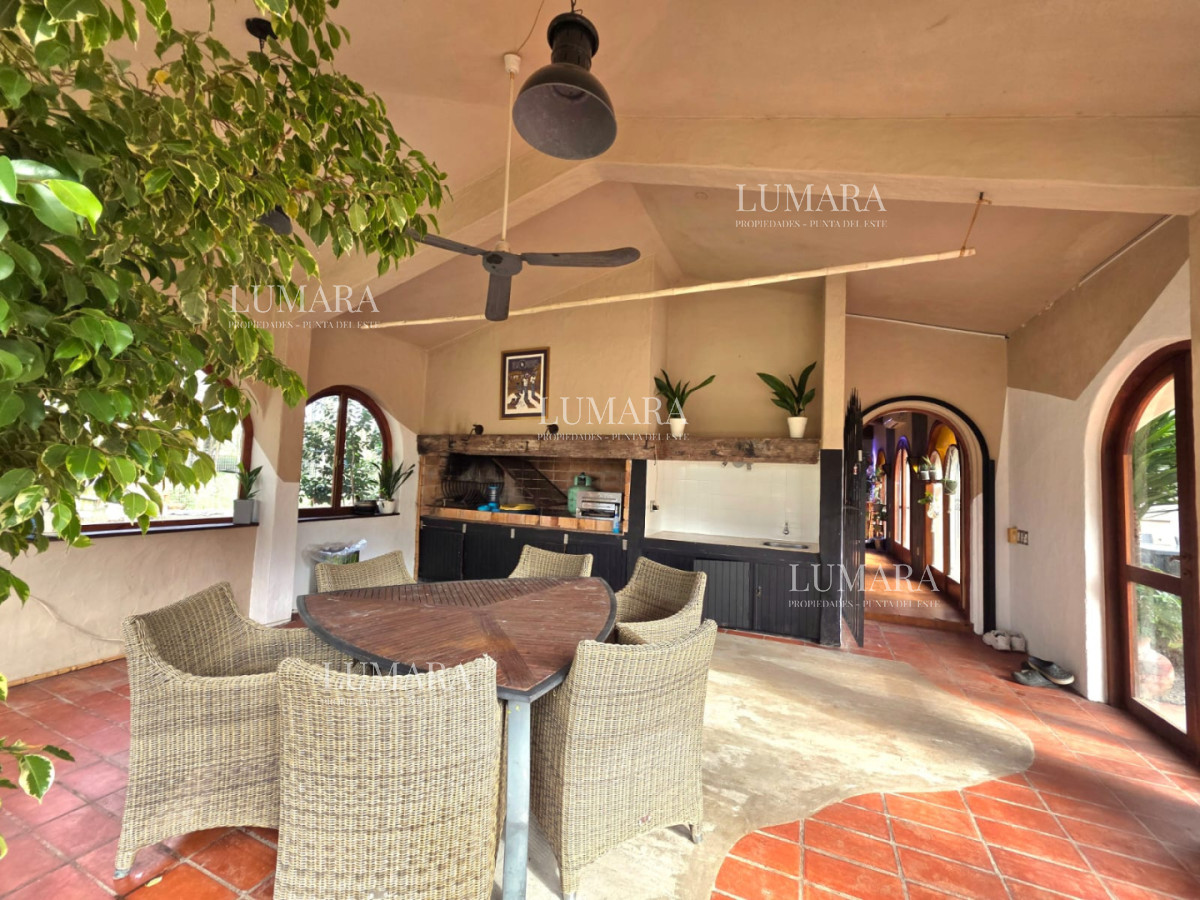 Casa ID.4004 - Propiedad única de excelente construcción en Burnett, gran terreno 
