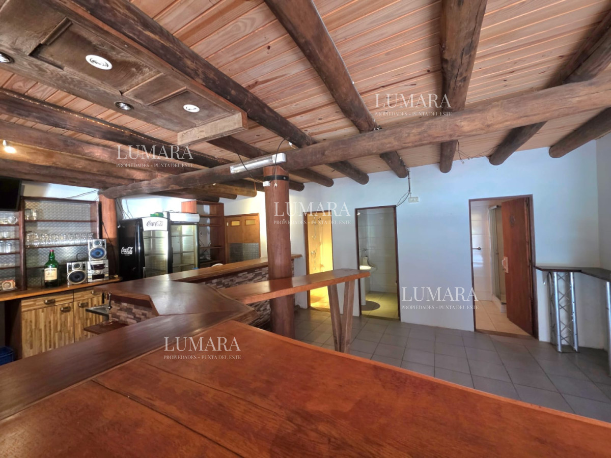 Casa ID.4004 - Propiedad única de excelente construcción en Burnett, gran terreno 