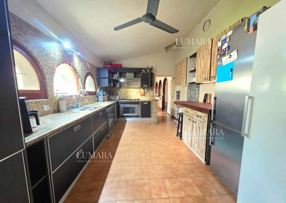Casa ID.4004 - Propiedad única de excelente construcción en Burnett, gran terreno 