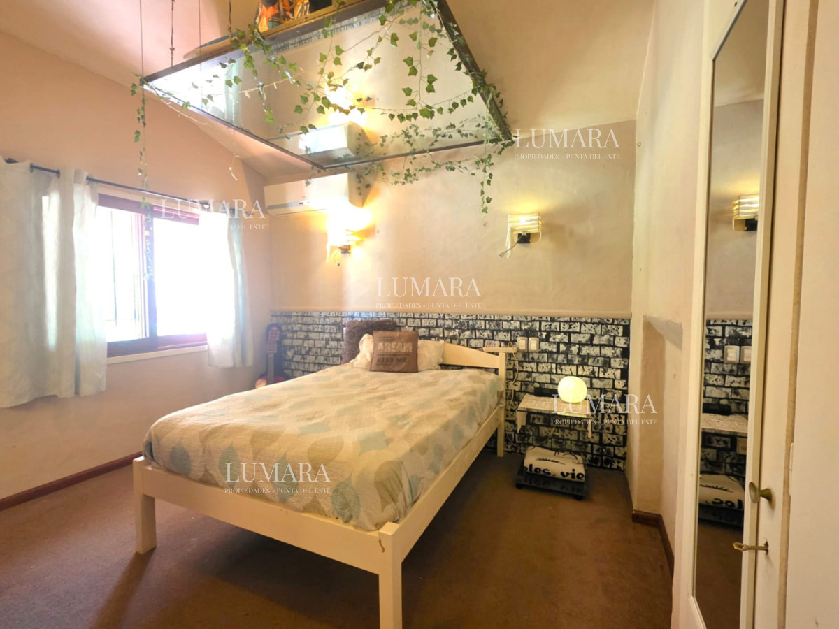 Casa ID.4004 - Propiedad única de excelente construcción en Burnett, gran terreno 