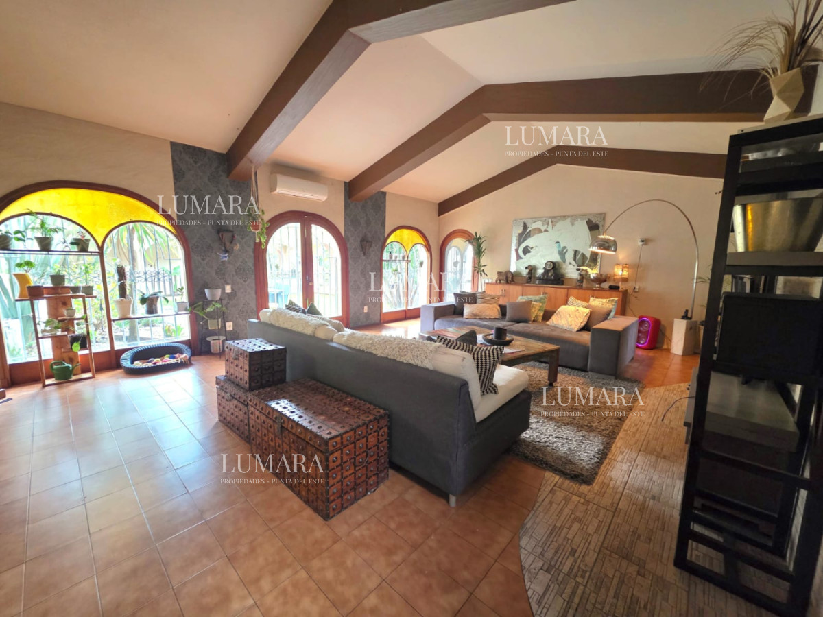 Casa ID.4004 - Propiedad única de excelente construcción en Burnett, gran terreno 