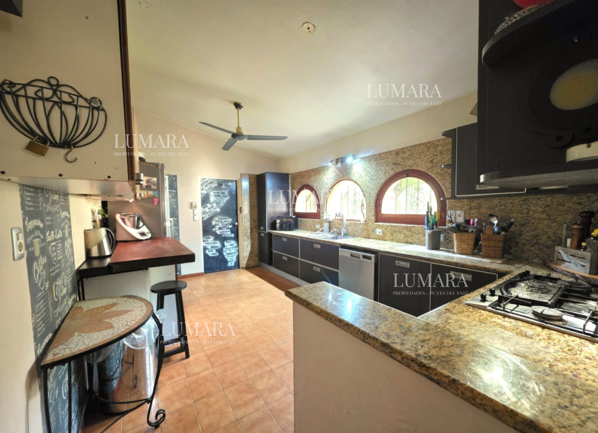 Casa ID.4004 - Propiedad única de excelente construcción en Burnett, gran terreno 