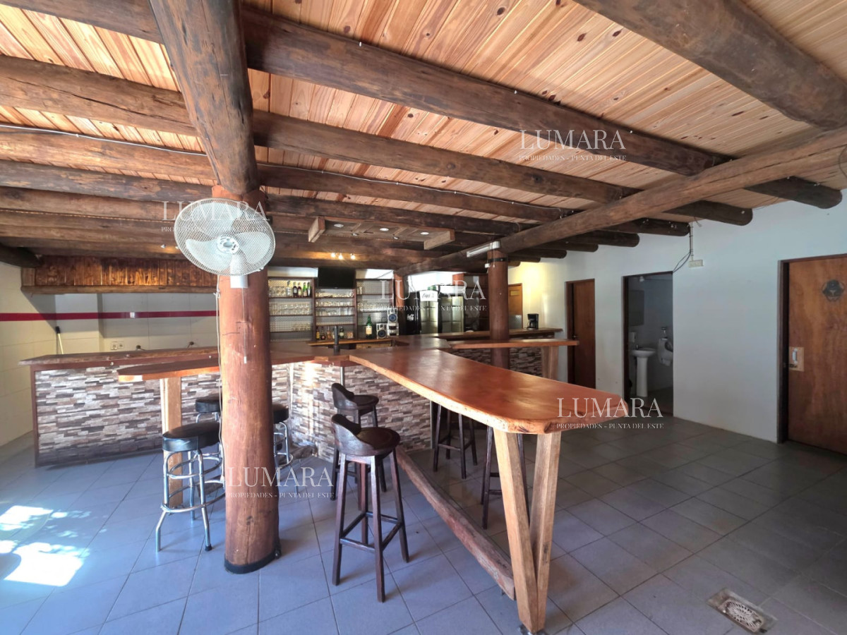 Casa ID.4004 - Propiedad única de excelente construcción en Burnett, gran terreno 