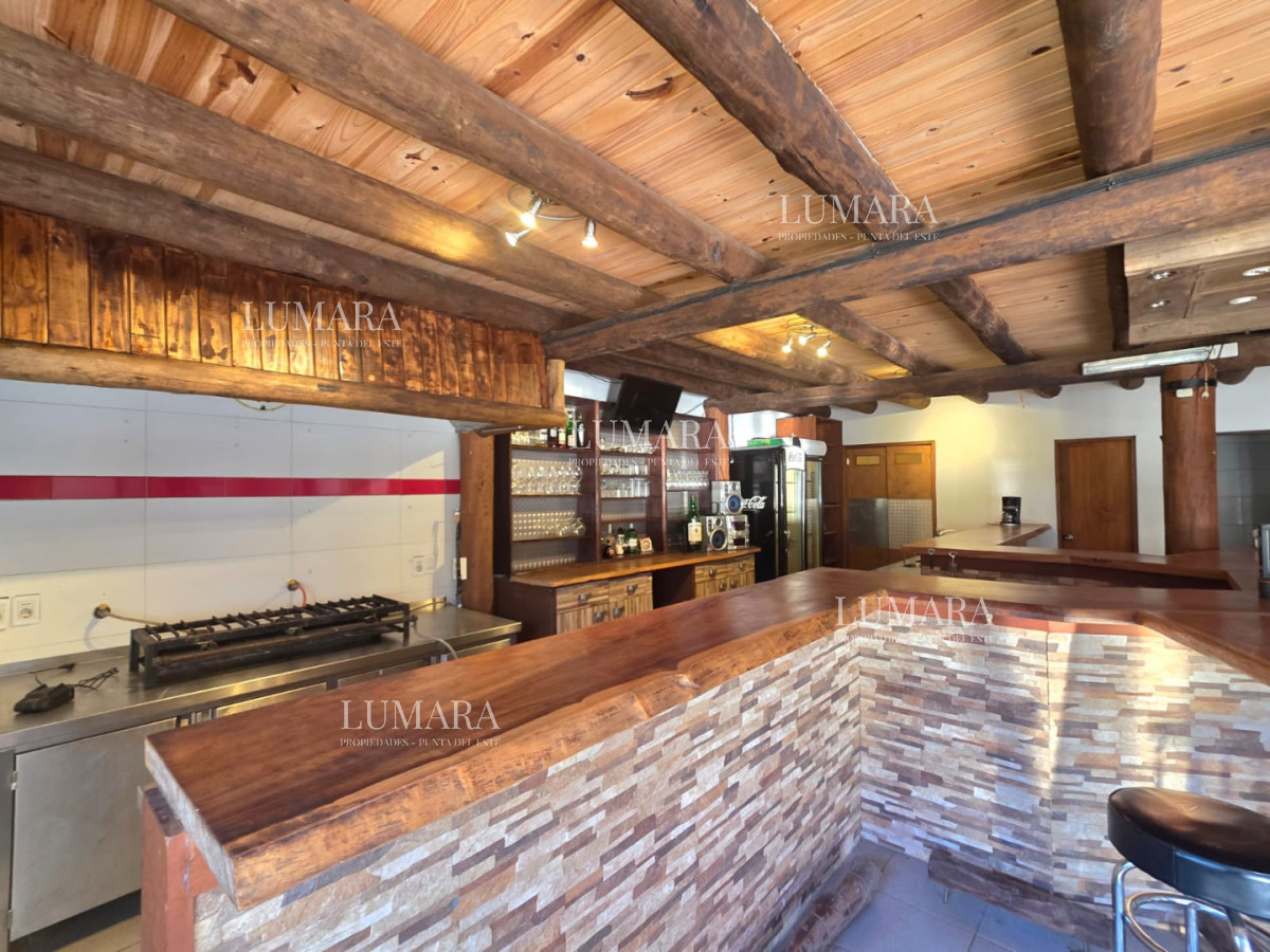 Casa ID.4004 - Propiedad única de excelente construcción en Burnett, gran terreno 