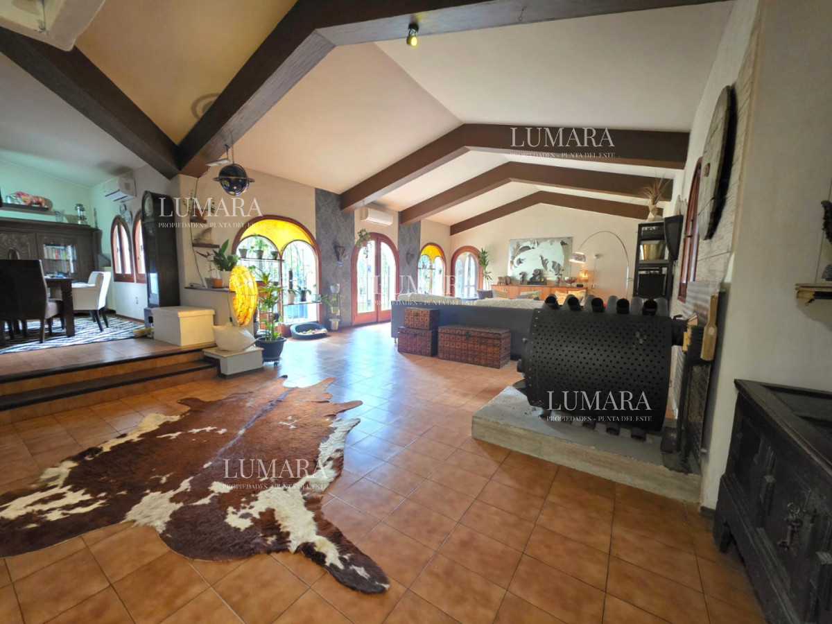Casa ID.4004 - Propiedad única de excelente construcción en Burnett, gran terreno 