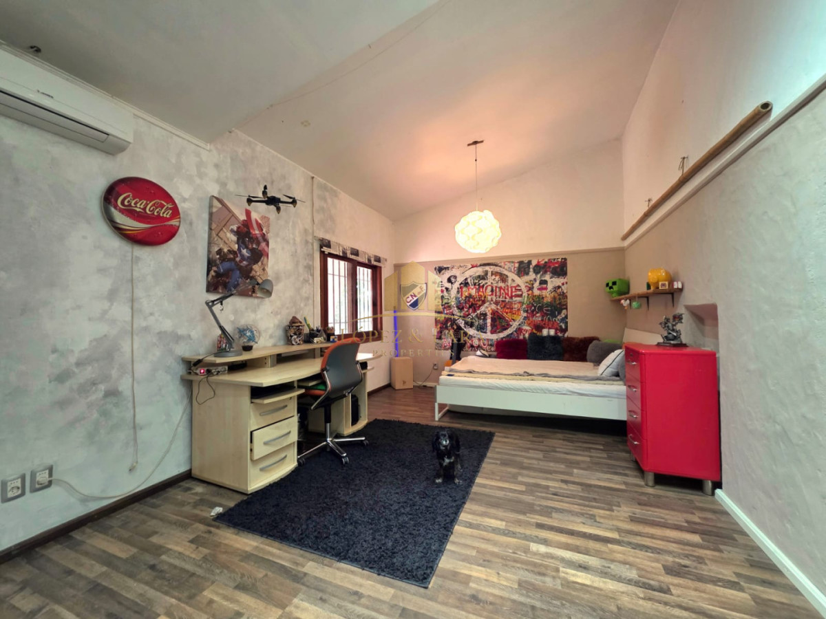 Casa ID.399 - Propiedad única de excelente construcción en Burnett, gran terreno 