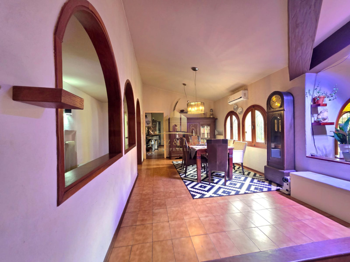 Casa ID.399 - Propiedad única de excelente construcción en Burnett, gran terreno 
