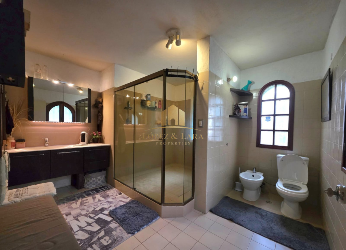 Casa ID.399 - Propiedad única de excelente construcción en Burnett, gran terreno 