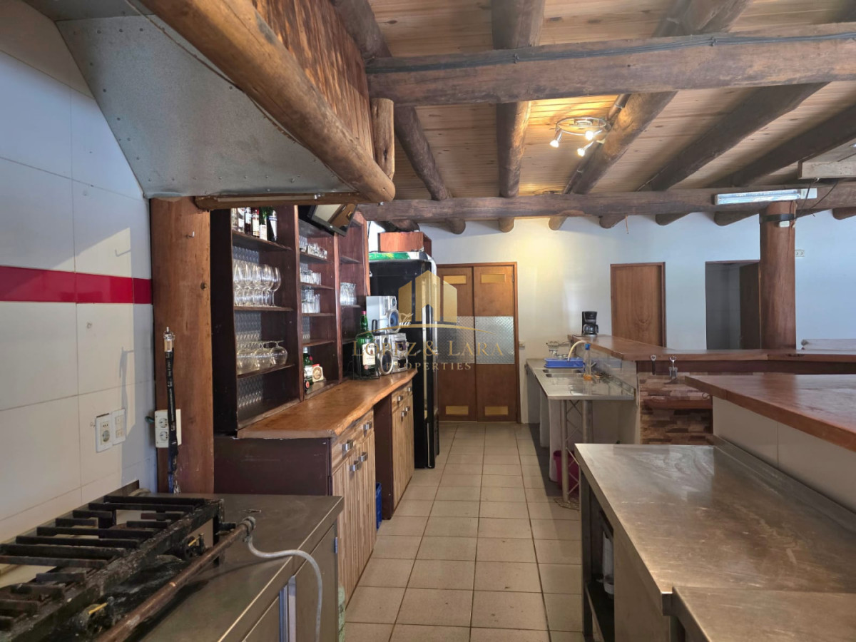 Casa ID.399 - Propiedad única de excelente construcción en Burnett, gran terreno 