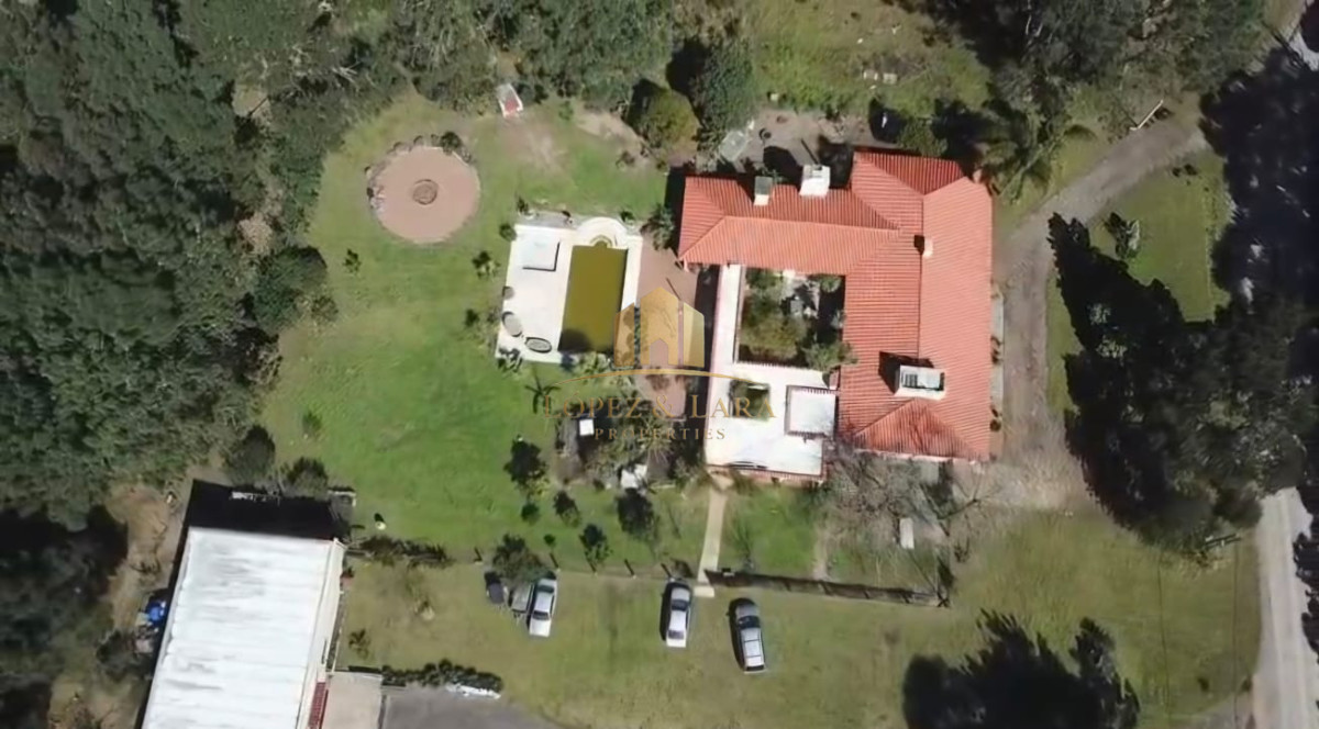 Casa ID.399 - Propiedad única de excelente construcción en Burnett, gran terreno 