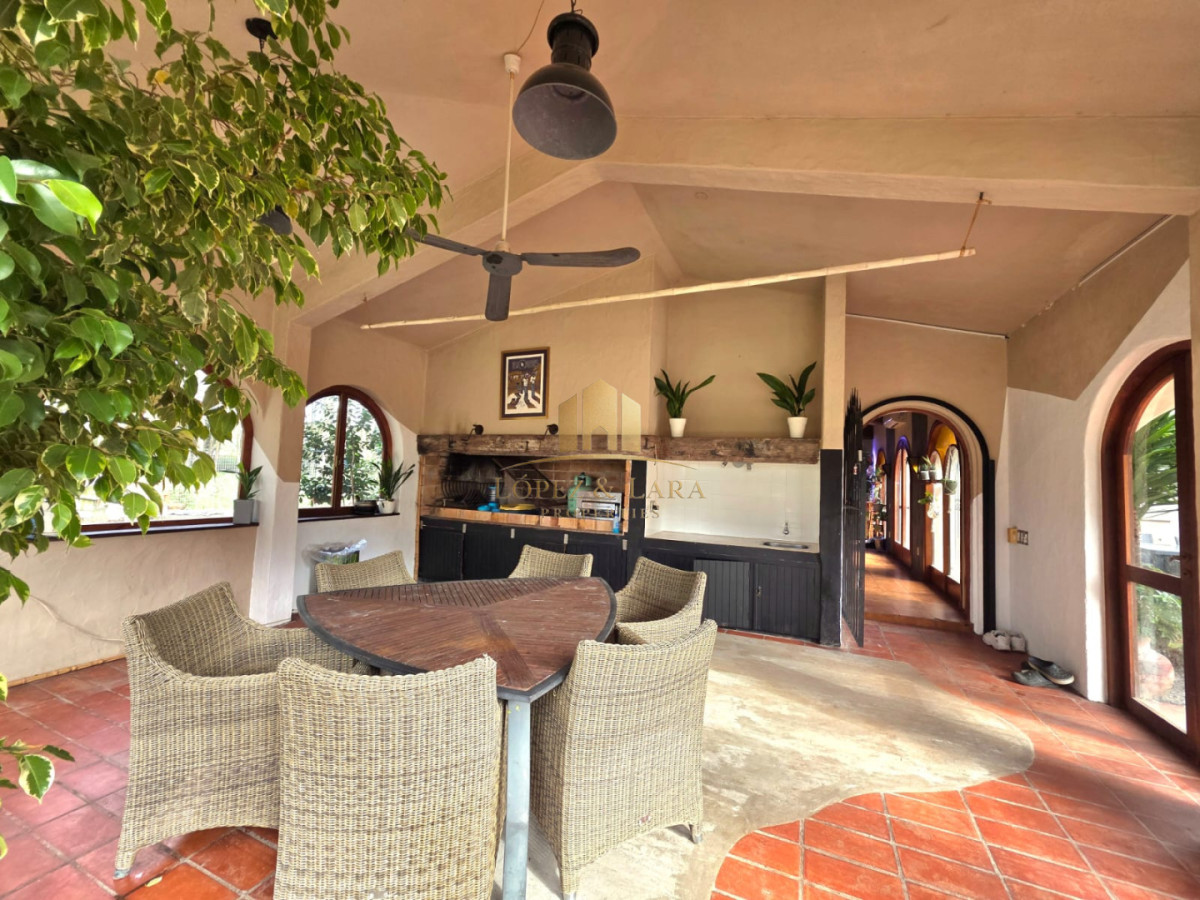 Casa ID.399 - Propiedad única de excelente construcción en Burnett, gran terreno 