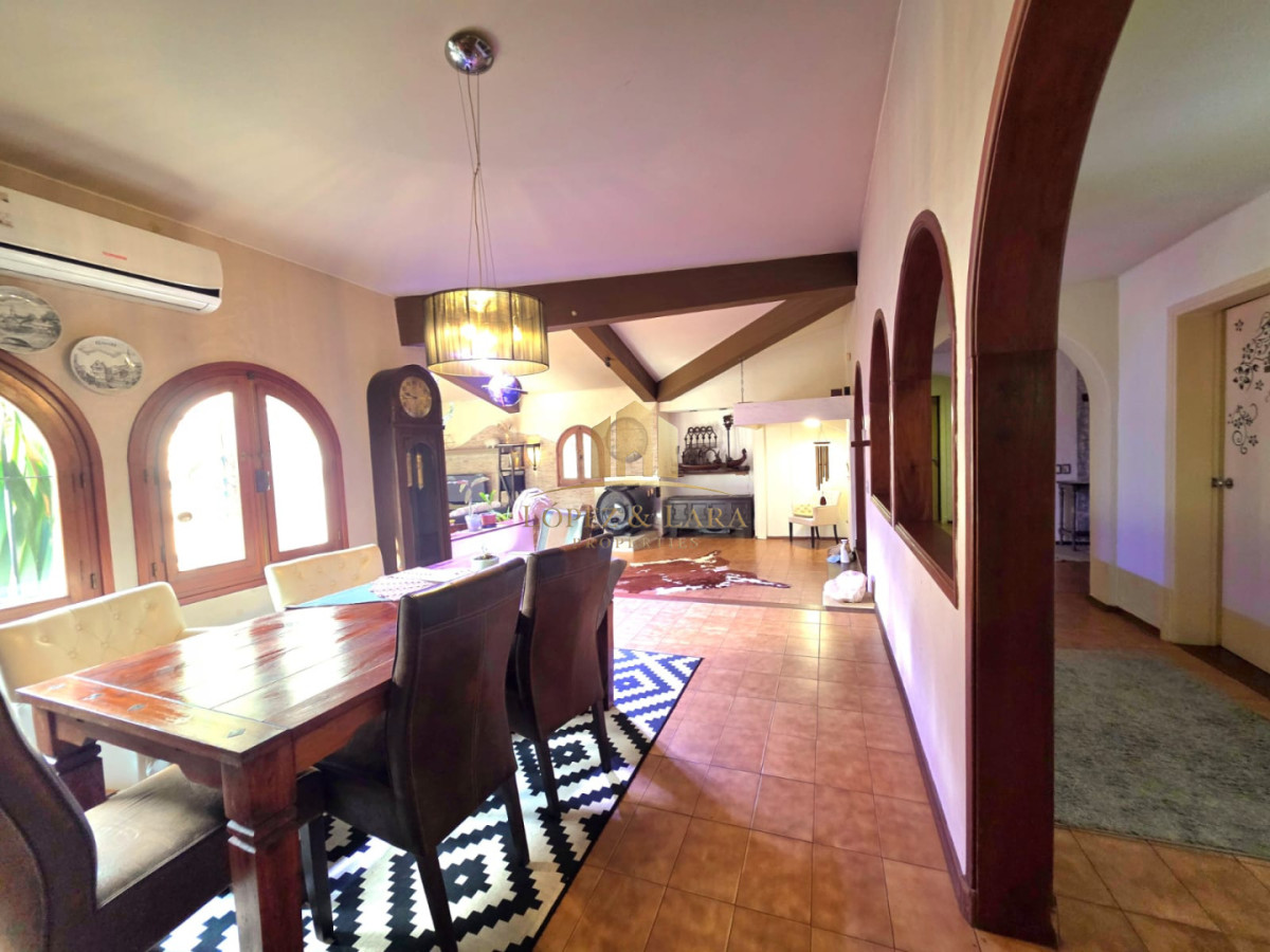 Casa ID.399 - Propiedad única de excelente construcción en Burnett, gran terreno 