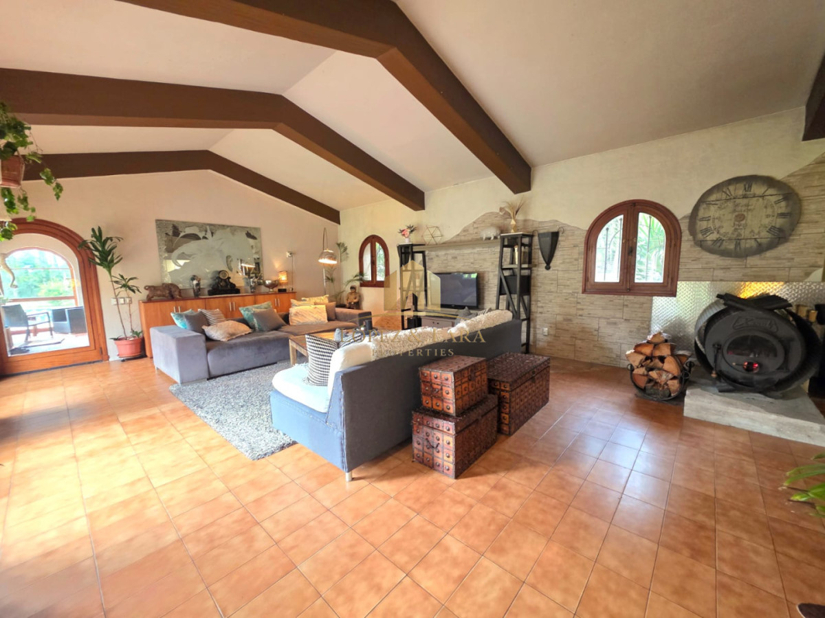 Casa ID.399 - Propiedad única de excelente construcción en Burnett, gran terreno 
