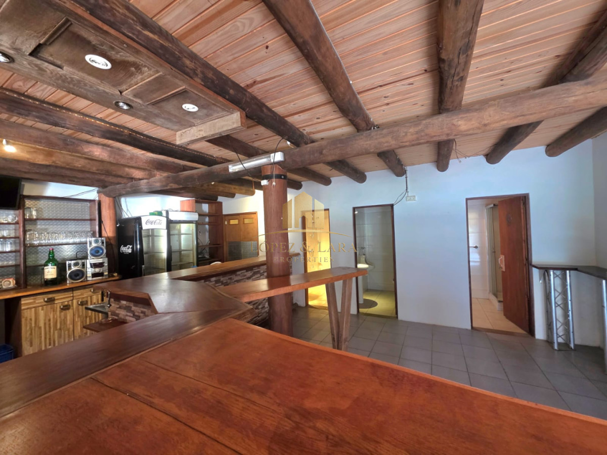 Casa ID.399 - Propiedad única de excelente construcción en Burnett, gran terreno 
