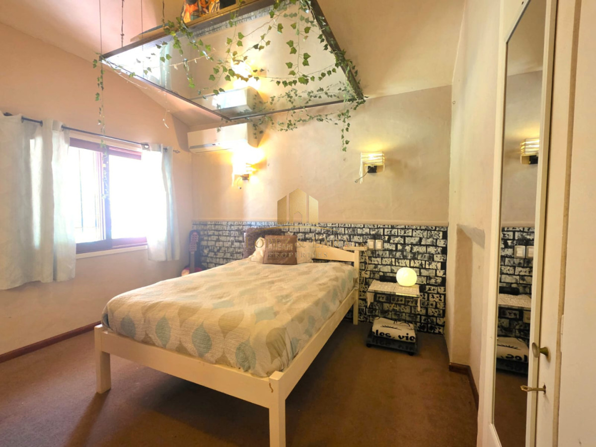 Casa ID.399 - Propiedad única de excelente construcción en Burnett, gran terreno 