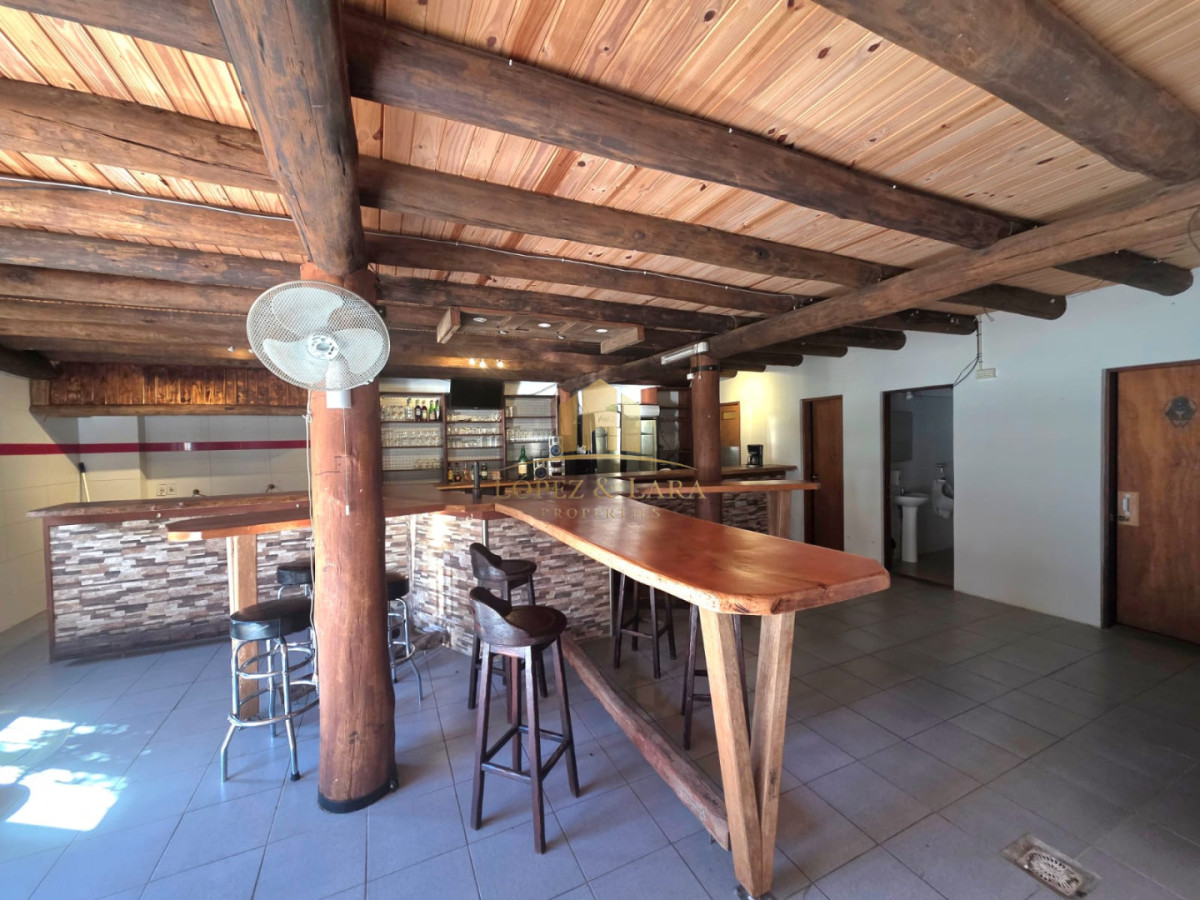 Casa ID.399 - Propiedad única de excelente construcción en Burnett, gran terreno 