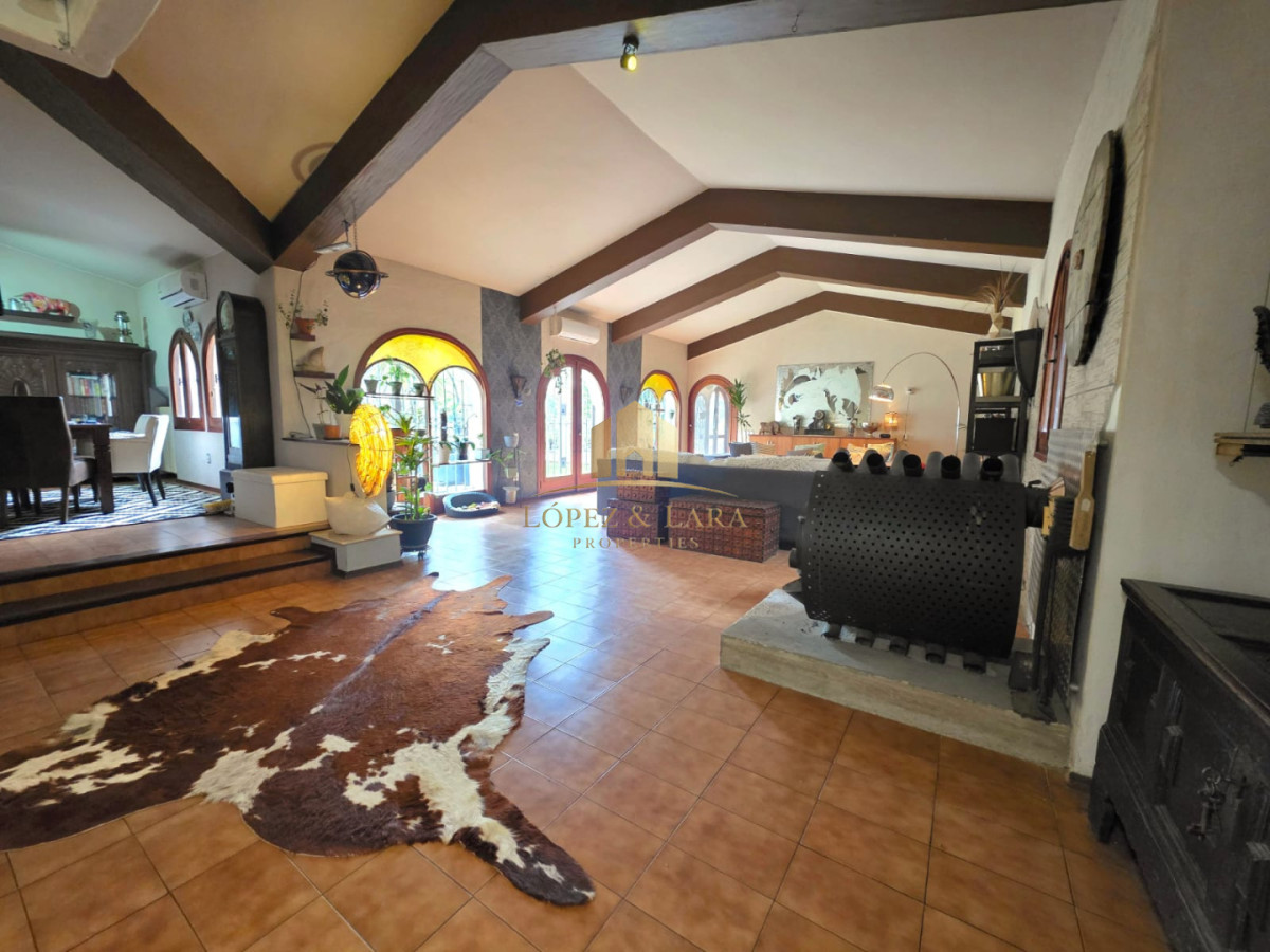 Casa ID.399 - Propiedad única de excelente construcción en Burnett, gran terreno 