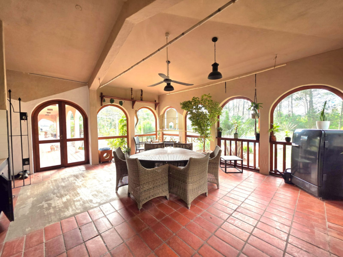 Casa ID.399 - Propiedad única de excelente construcción en Burnett, gran terreno 