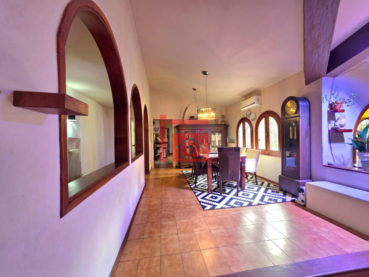 Casa ID.1496 - Propiedad única de excelente construcción en Burnett, gran terreno 